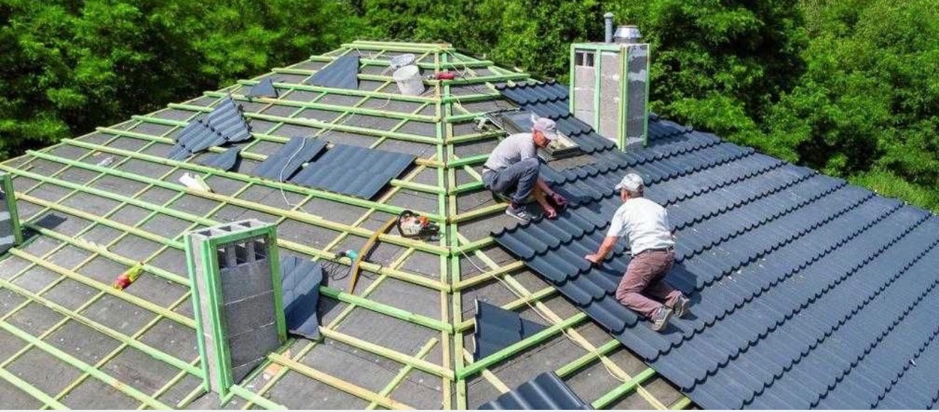 Executam acoperisuri si orice tip de reparatii urgente